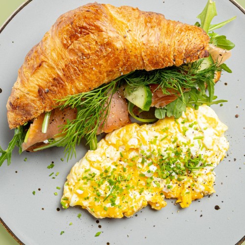 Croissant z wędzonym łososiem